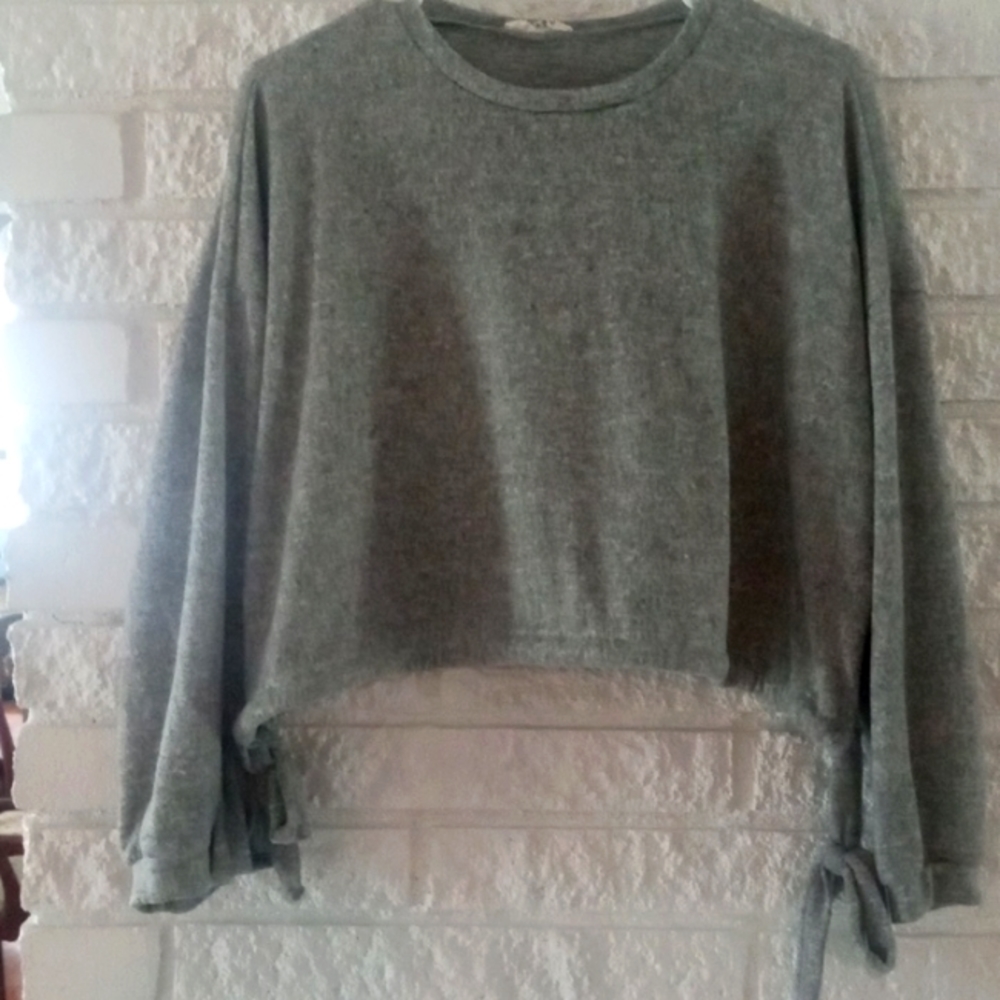 Sz. L gray knit cropped sweater by Amante clothing. Boutique